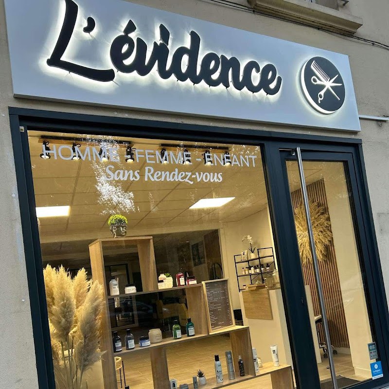 La devanture du salon L'évidence, enseigne lumineuse, homme femme enfant, sans rendez-vous